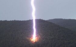 ズドドドーン！巨大な雷が山の斜面に落ちる写真を激撮【アメリカ】