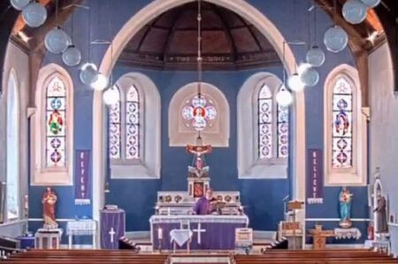 アイルランドの教会で朝のミサの最中、突然ラップ音楽が響き渡る