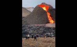 【アイスランドの火山】流れる溶岩の前でバレーボールをする人まで登場