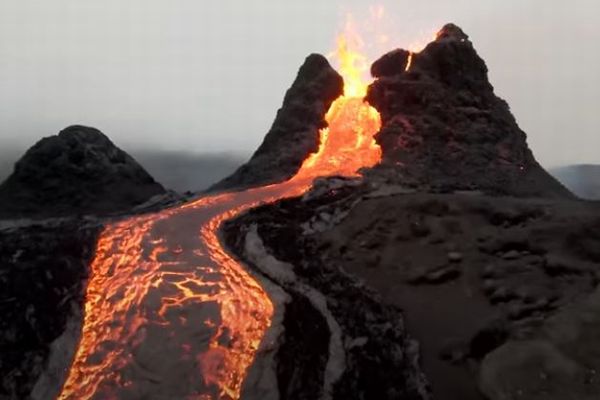 アイスランドで噴火した火山、溶岩をとらえたドローン映像が圧巻