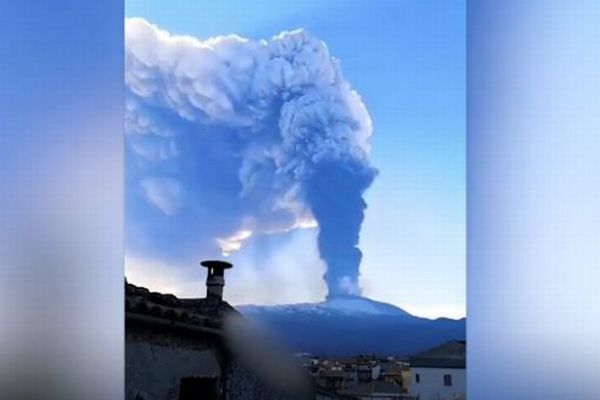 噴火したエトナ山、ダイナミックな姿をとらえた動画や写真の数々