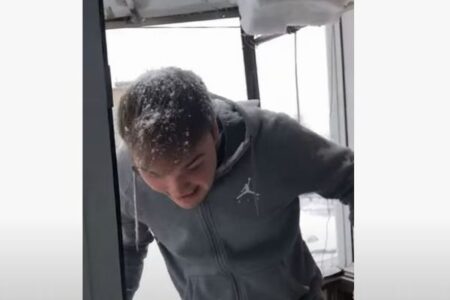 【ロシア】ベランダの屋根から雪を下ろそうとした青年に起きた悲劇