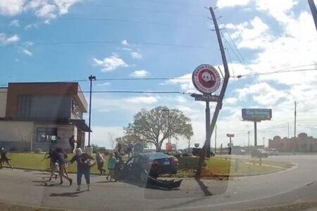 車が衝突した電柱、人々に倒れてくる瞬間の動画が恐ろしい
