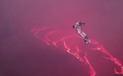 女性冒険家が、溶岩湖の上をロープで渡り、ギネス世界記録