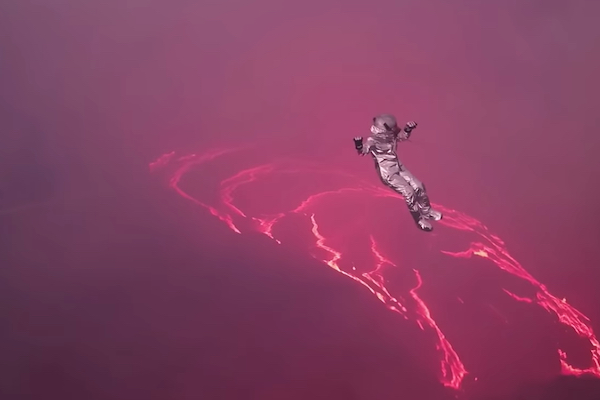 女性冒険家が、溶岩湖の上をロープで渡り、ギネス世界記録