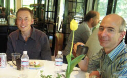 ジェフ・ベゾスとイーロン・マスクが会食する17年前の写真がネットに浮上、マスク氏ツイッターで反応