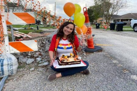 自宅前の道路工事が一向に進まず、一周年をケーキで皮肉った女性に市が緊急対応