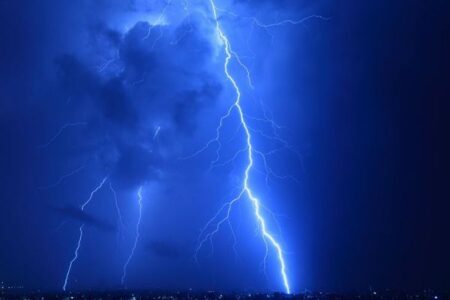 落雷が地球の生命誕生に大きな役割を果たした可能性：英リーズ大学