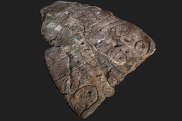 フランスの城で発見された石板、ヨーロッパで最古の立体地図か？
