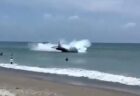 ビーチにいる人もびっくり！突然、第2次世界大戦の飛行機が現れ、海に着水