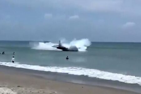 ビーチにいる人もびっくり！突然、第2次世界大戦の飛行機が現れ、海に着水