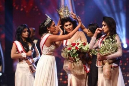 スリランカの美人コンテストで優勝した女性、「離婚」で失格とされ、その場で冠も外される