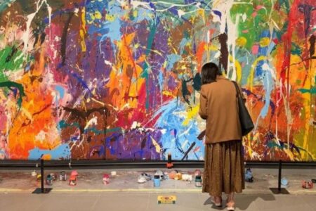 韓国でカップルがアート作品の前に置かれた道具を使い、誤って描いてしまう