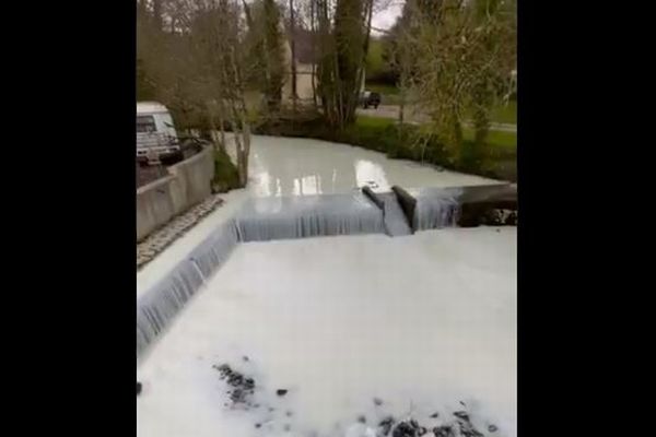 イギリスでトラックから牛乳が流出、川が真っ白に染まってしまう！