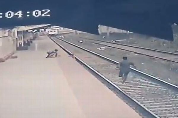 【必見】線路に落ちた子供に向かって電車が…男性が間一髪で救助に成功！