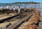 120年以上沈んでいた難破船、悪天候の後にビーチに姿を現す【オーストラリア】
