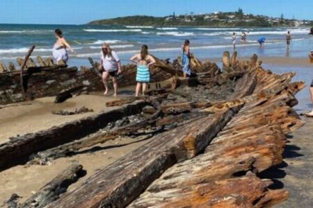 120年以上沈んでいた難破船、悪天候の後にビーチに姿を現す【オーストラリア】
