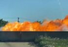 米のハイウェイで車が爆発、巨大な炎が上がる動画がショッキング