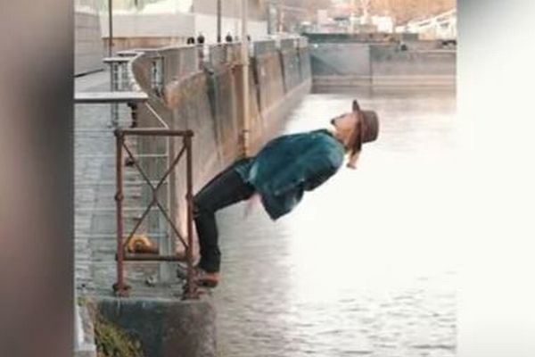 体を傾けても決して川に落ちない！重力に逆らう動画が面白い！