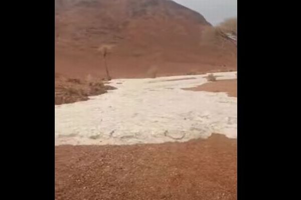 サウジアラビアで不思議な現象、大量の雹が川のように流れてきた！