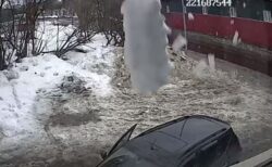 ロシアで屋根から氷の塊が落下、車に直撃し、フロントガラスを粉砕