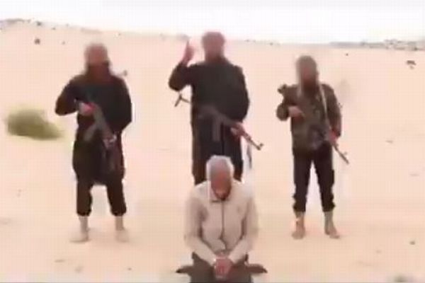 ISISと繋がりのあるテロ組織が、エジプトでキリスト教徒の男性を処刑