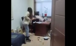 中国でセクハラを受けた女性が激怒、モップで上司の顔を何度も殴りつけ、ボコボコにする