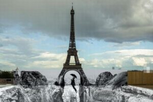 エッフェル塔が崖の上に立つ？パリに錯視を利用したアートが登場