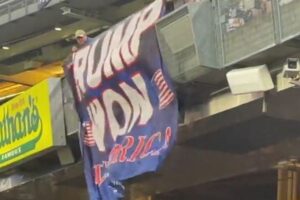 ヤンキースタジアムで「トランプは勝利した！」のバナーが下ろされる
