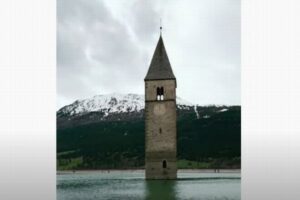失われたイタリアの村、70年ぶりに湖の底から姿を現す