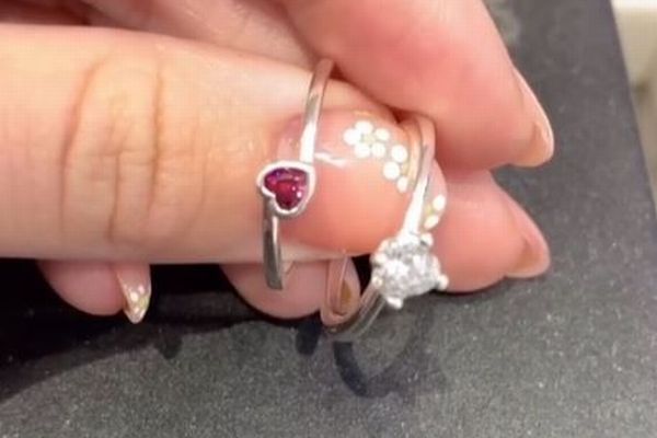 宝石店の店員が客の浮気を暴露、2つの指輪を購入した男性の恋人に警告