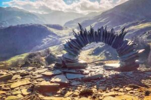 イギリスの山で石を積みあげた謎のアートを発見、未だに作者は分からず