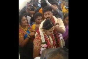 インド人カップルが機内で結婚パーティー、新型コロナの行動制限を逃れるためか?