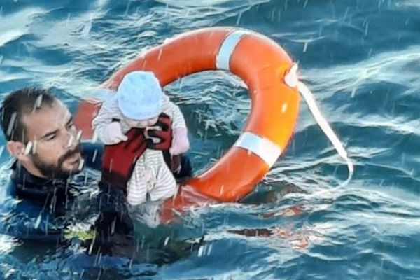 スペインの警察官が、海で溺れそうな移民の赤ちゃんを救出