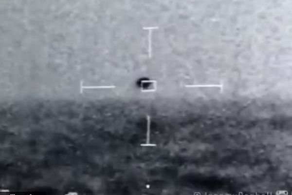 米海軍の艦艇から撮影された未確認飛行物体、新たな映像を公開