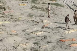 インドのガンジス川に流れ着いた遺体、ついに2000体に達したか