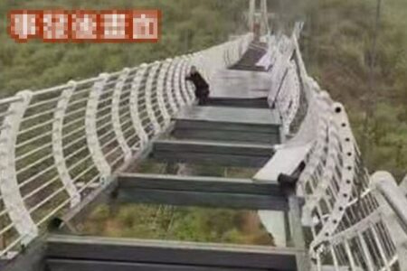 怖すぎ！中国でガラスの吊り橋が強風で破壊され、渡っていた男性が取り残される