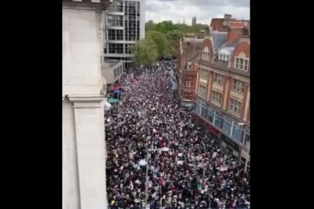 ロンドンで反イスラエルの大規模デモ、大使館前を数千人が行進