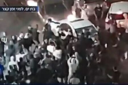 イスラエルでアラブ人が車から引きずり下ろされ、集団リンチを受ける