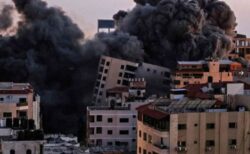 イスラエルの空爆で、パレスチナ人の住む13階建ての建物が倒壊【動画】