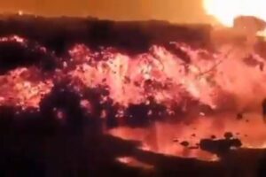 コンゴ民主共和国で火山が噴火、大量の溶岩が街を襲う動画の数々