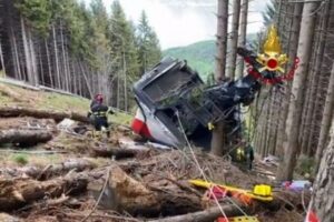 イタリアの山でロープウェーが落下、ゴンドラに乗っていた14名が死亡