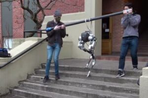 カメラやセンサーもなく、「感覚」だけで階段を昇り降りするロボットを開発中