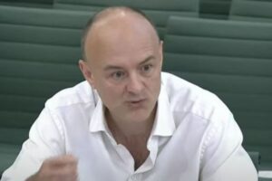 新型コロナ対応を巡り英首相に責任論が浮上、元側近が痛烈批判