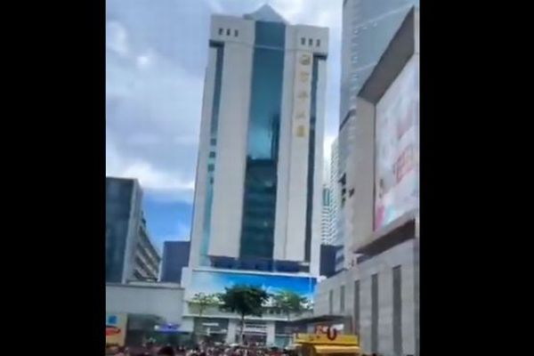 中国の高層ビルで謎の揺れ、人々が避難、街が一時パニックに【複数動画】