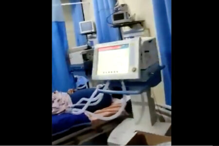 医者が逃げたインドの病院、鍵のかかったコロナ患者のICUに入ってみると死体が【動画】