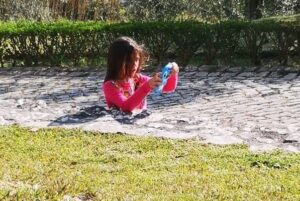 普通に撮ったのに下半身が消えたように見える写真が話題に