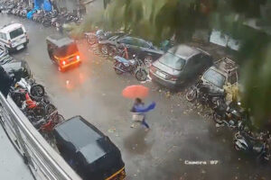 サイクロン「タウテ」で倒れる大木を、間一髪で逃れた通行人【動画】