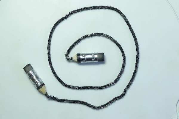 鉛筆の芯から、繋がった212個の鎖を削り出してギネス世界記録