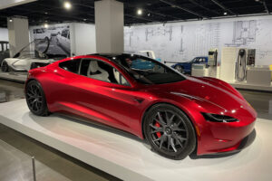 イーロン・マスクが、新型テスラロードスターに小型ロケットエンジン付きのバージョンがあることを発表